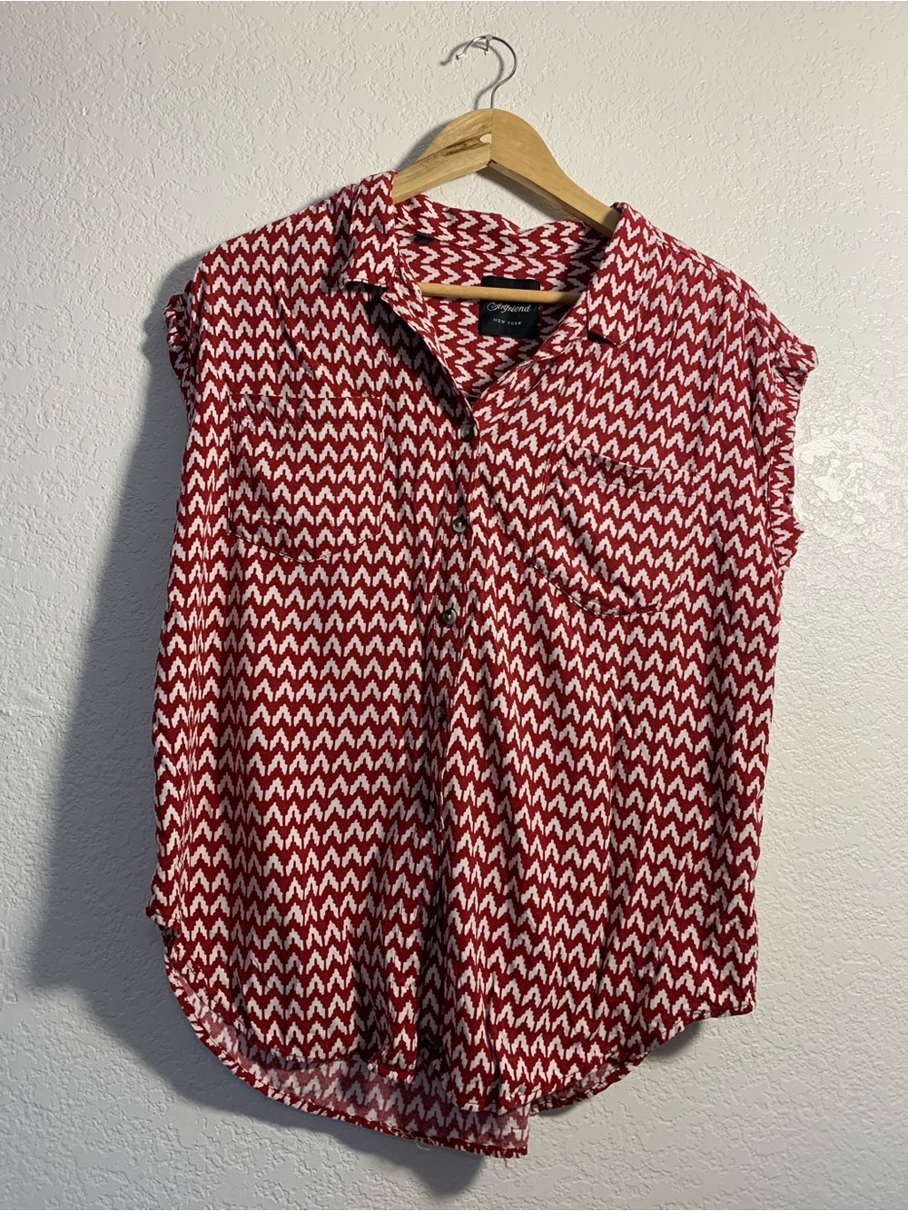 JACHS Girlfriend Red and White Chevron Sleeveless Button-Down Shirt L